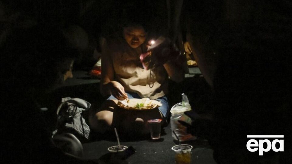 По словам спикера президента Индонезии, блэкаут произошел из-за повреждения кабеля, соединяющего Бали с Явой