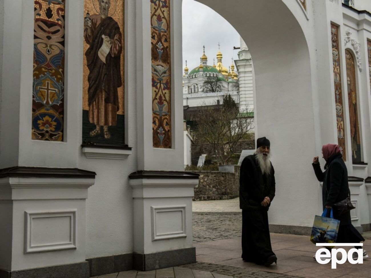 Ченці не ізольовані й можуть пересуватися Лаврою