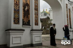 Монахи не изолированы и могут передвигаться по Лавре