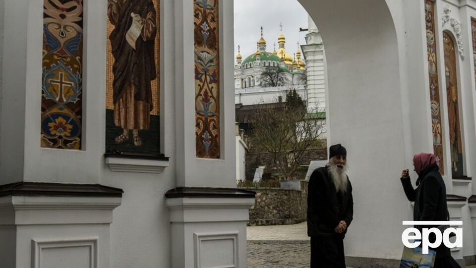 Монахи не изолированы и могут передвигаться по Лавре