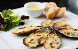 Мидии лучше подавать горячими