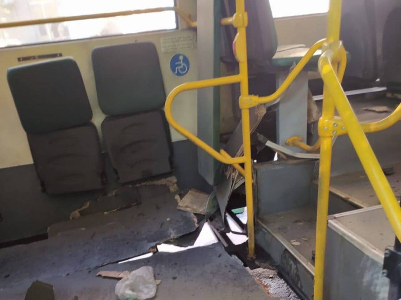 Окупанти влучили по комунальному автобусу