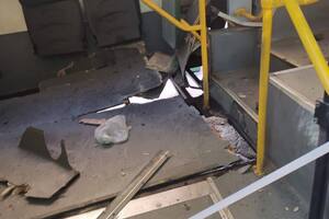 Окупанти влучили по комунальному автобусу