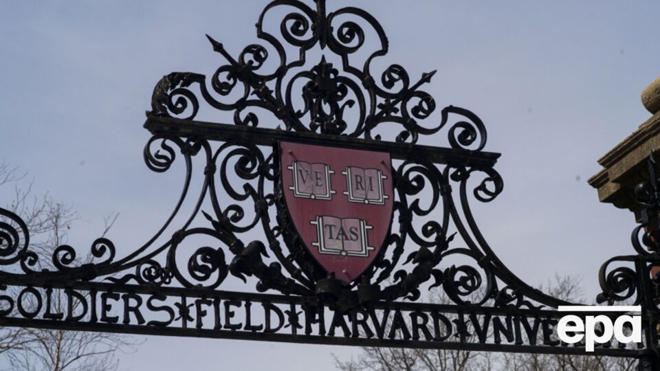 Ранее федеральное правительство США заморозило многолетние гранты и контракты для Гарвардского университета