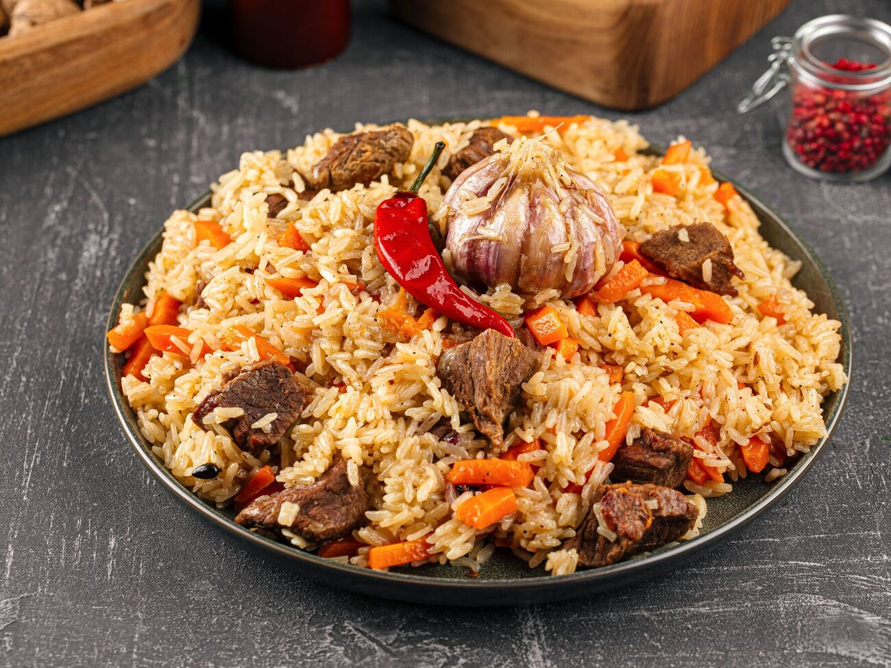 Плов подают на большой тарелке