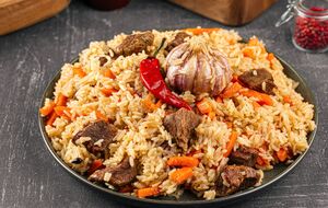 Плов подают на большой тарелке