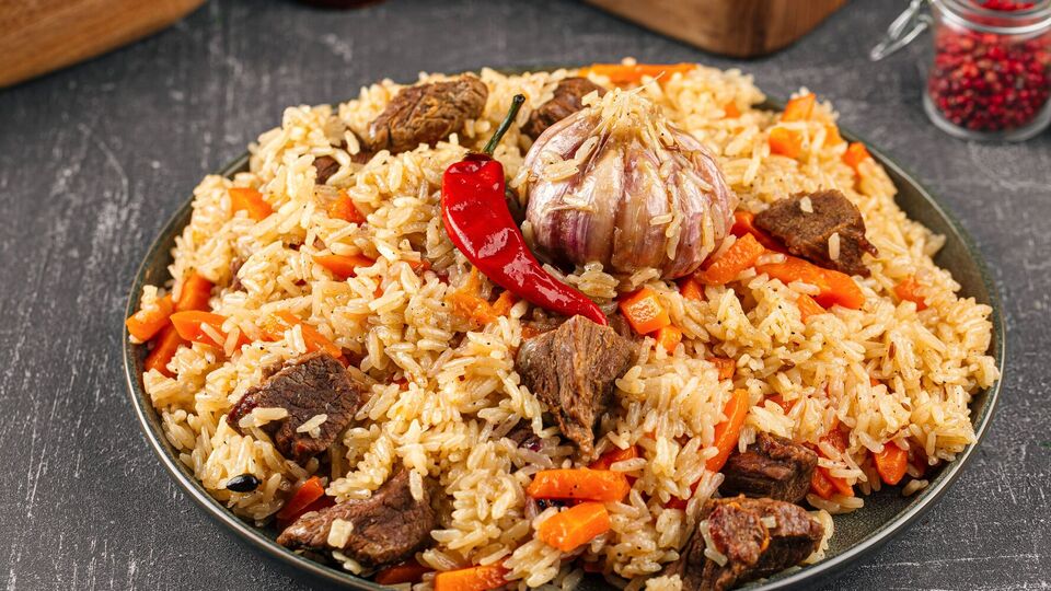 Плов подають на великій тарілці