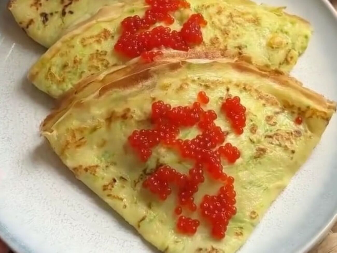 Обжаривайте блины с двух сторон до готовности