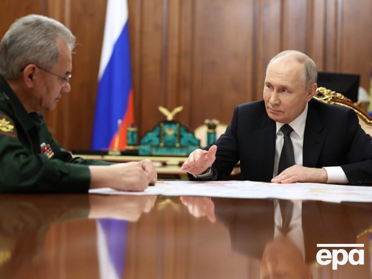 Шойгу (на фото слева), который является близким соратником Путина, пропустил военный парад ко Дню Победы в Москве 9 мая 2025 года из-за проблем, связанных с сердцем