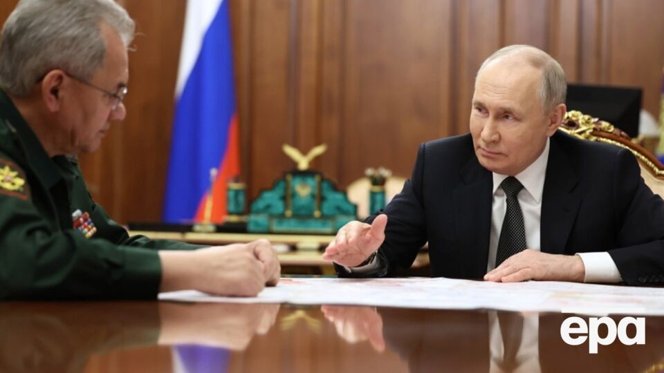 Шойгу (на фото слева), который является близким соратником Путина, пропустил военный парад ко Дню Победы в Москве 9 мая 2025 года из-за проблем, связанных с сердцем
