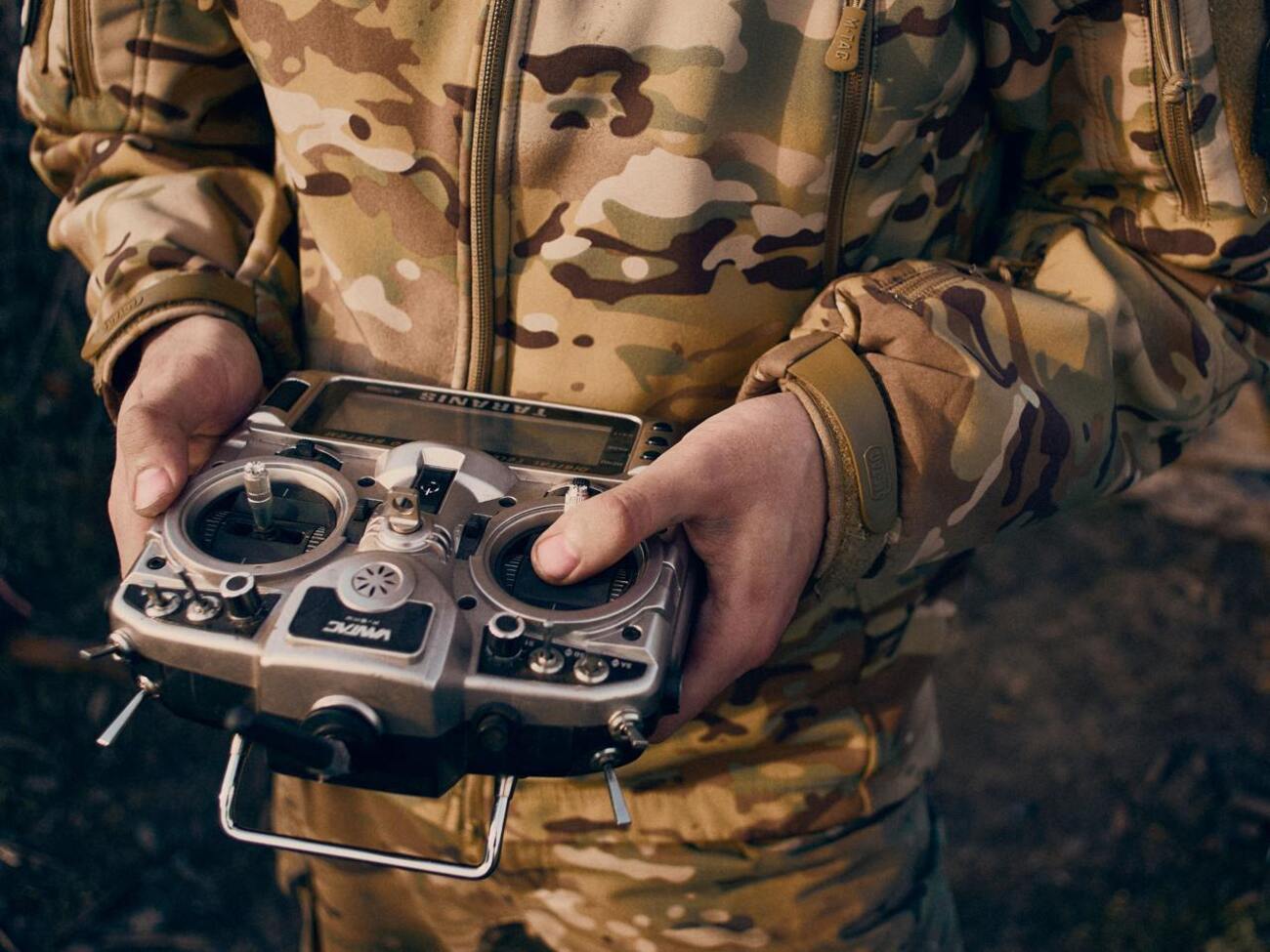 Движение робота дистанционно корректировал дрон Mavic