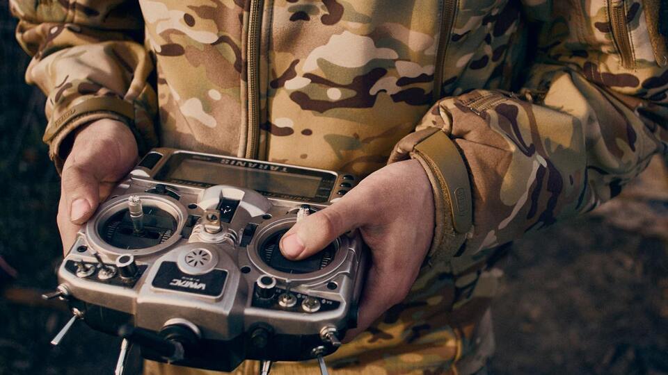 Движение робота дистанционно корректировал дрон Mavic