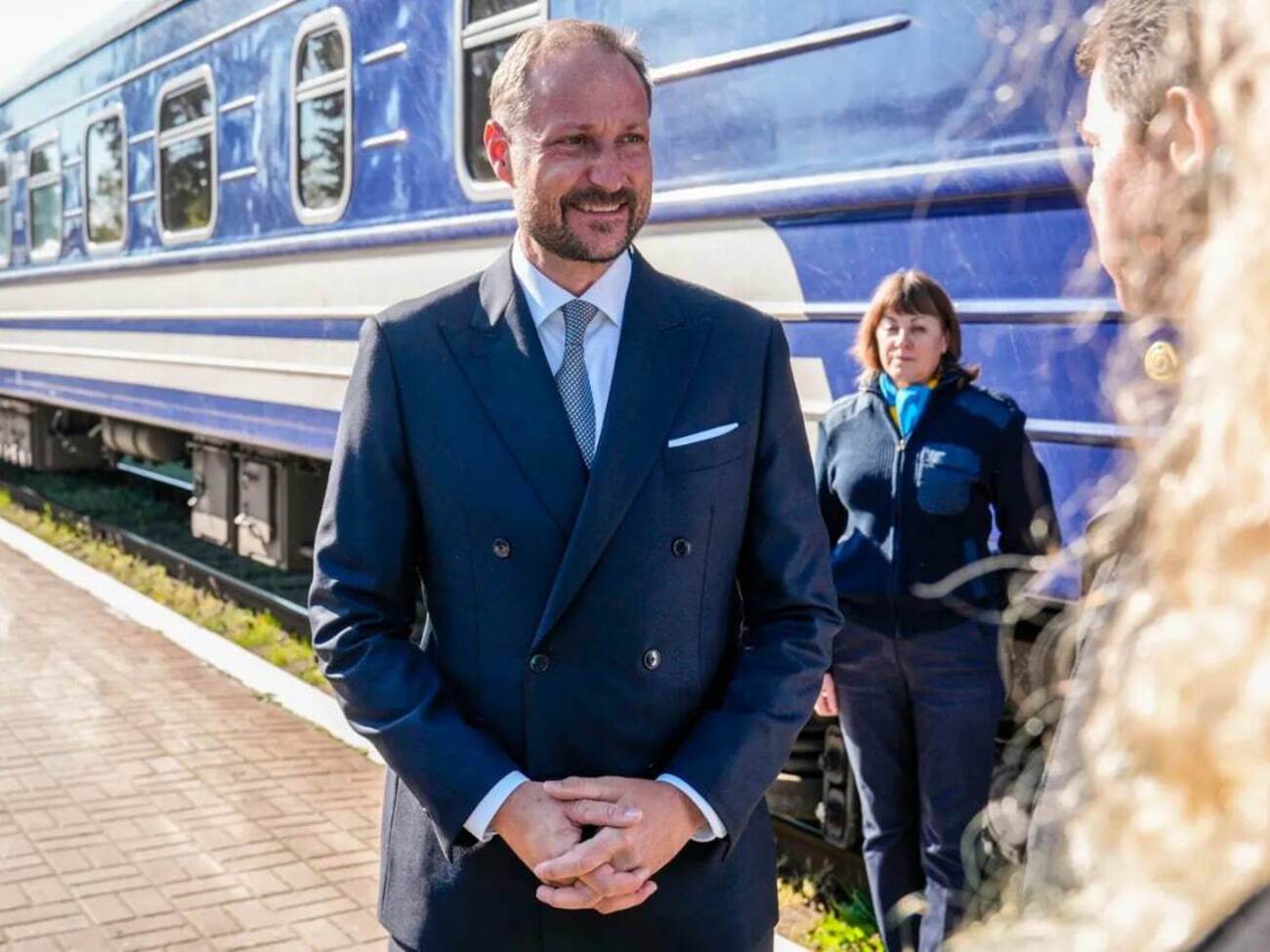 Хокон прибыл в Киев поездом утром 20 мая и вышел "на станции вне столицы" – предположительно, в районе Бучи-Ирпеня