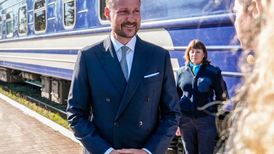 Хокон прибыл в Киев поездом утром 20 мая и вышел "на станции вне столицы" – предположительно, в районе Бучи-Ирпеня