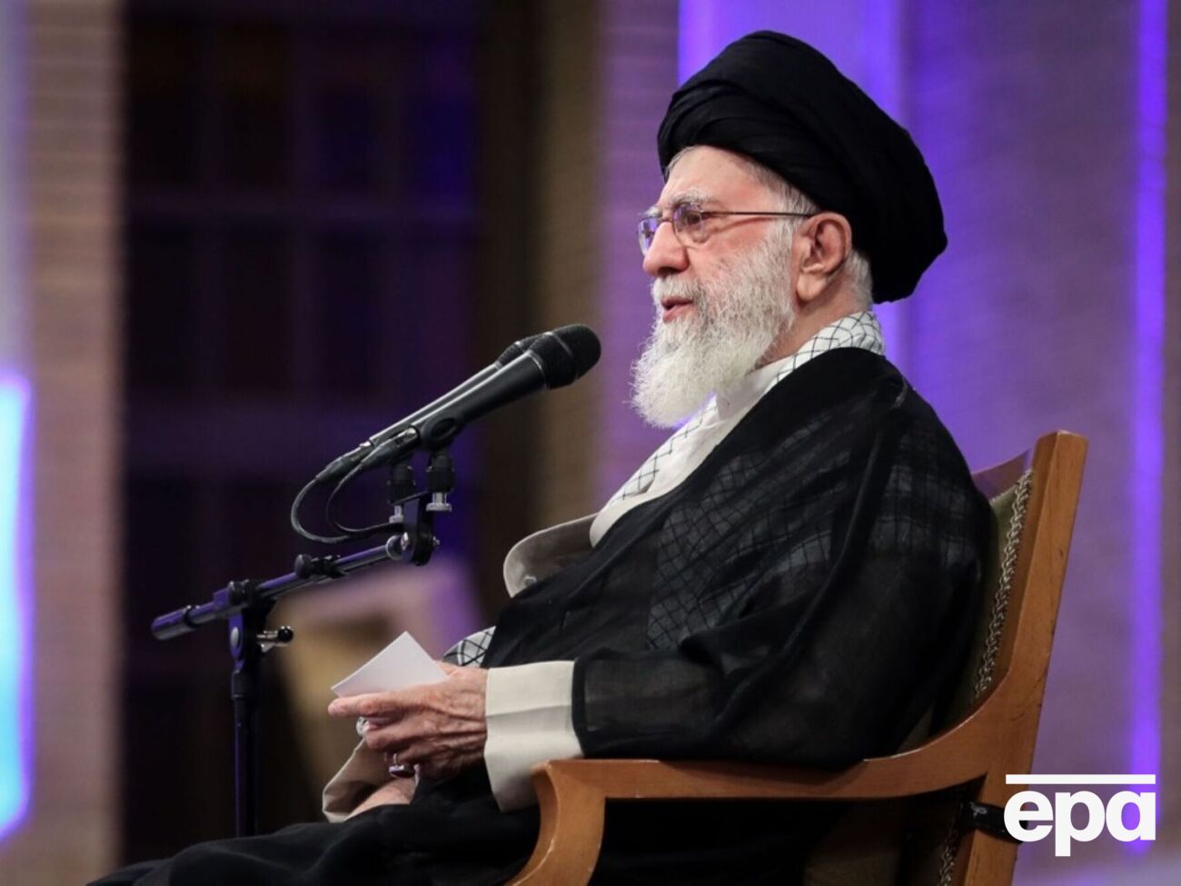 По словам аятоллы Хаменеи, Иран будет продолжать следовать собственной ядерной политике