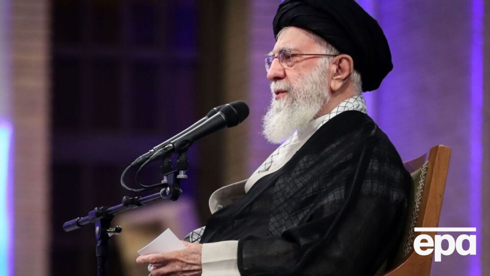 По словам аятоллы Хаменеи, Иран будет продолжать следовать собственной ядерной политике