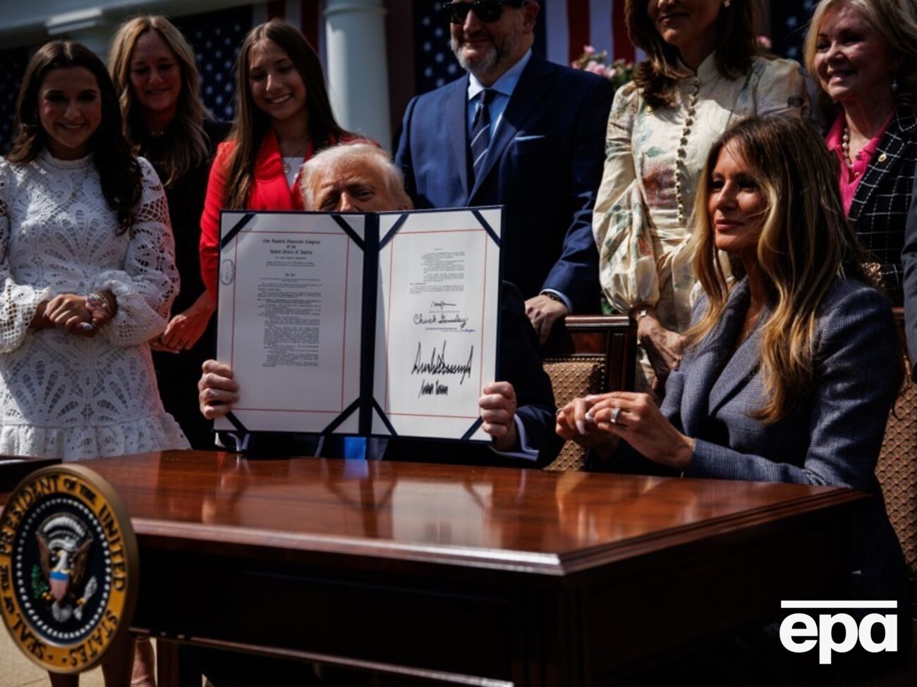 Меланія, яка наполягала на ухваленні цього законопроєкту практично з дня другої інавгурації свого чоловіка, подякувала Трампу за те, що він підтримав закон