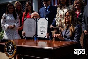 Меланья, которая настаивала на принятии этого законопроекта практически со дня второй инаугурации своего мужа, поблагодарила Трампа за то, что он поддержал закон