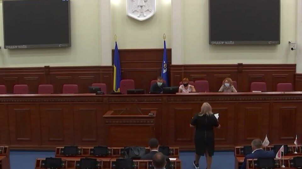 За час повномасштабної війни практично всі депутати від "Слуги народу" в Київраді побували в закордонних відрядженнях, повідомляють журналісти