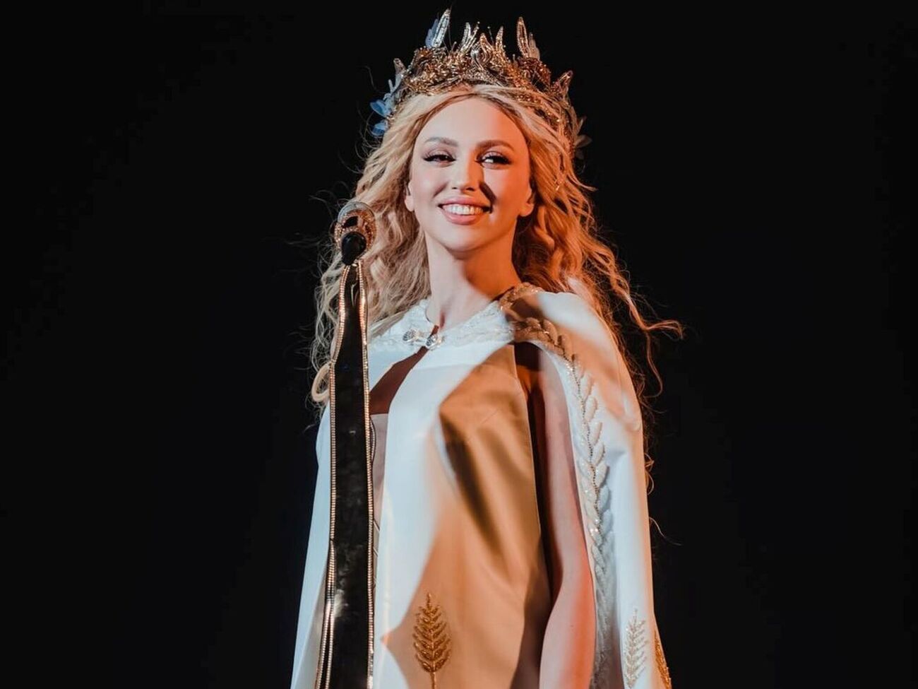 Два роки тому Полякова під час концертного шоу виходила на сцену в білій сукні з кольчугою і мечем