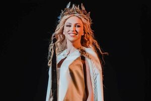 Два роки тому Полякова під час концертного шоу виходила на сцену в білій сукні з кольчугою і мечем