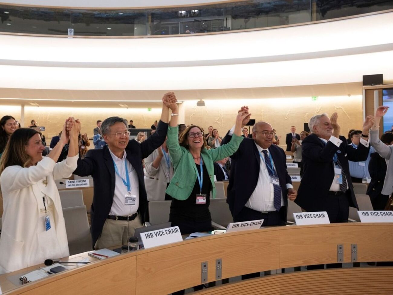 Попри ухвалення, угода набуде чинності, коли затвердять усі додатки й національні уряди її ратифікують