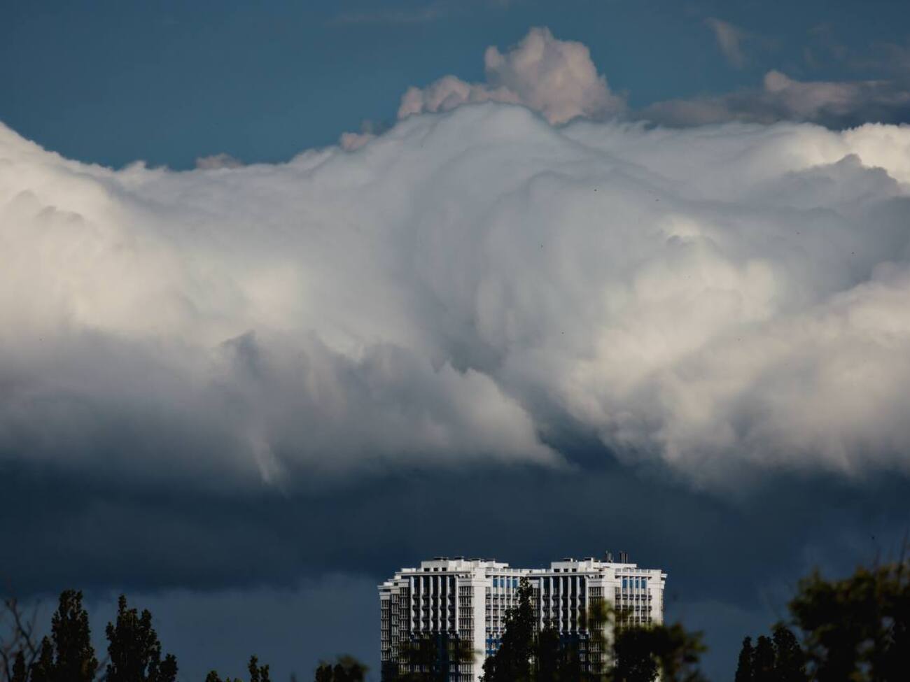 22 мая 2025 года преимущественно антициклон обеспечит сухую погоду, но местами, особенно на западе, возможны кратковременные грозы, шквалы и град