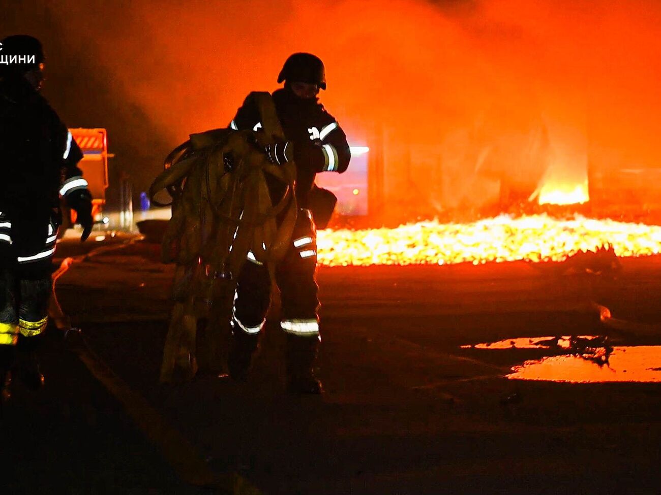 Спасатели работают на месте прилетов