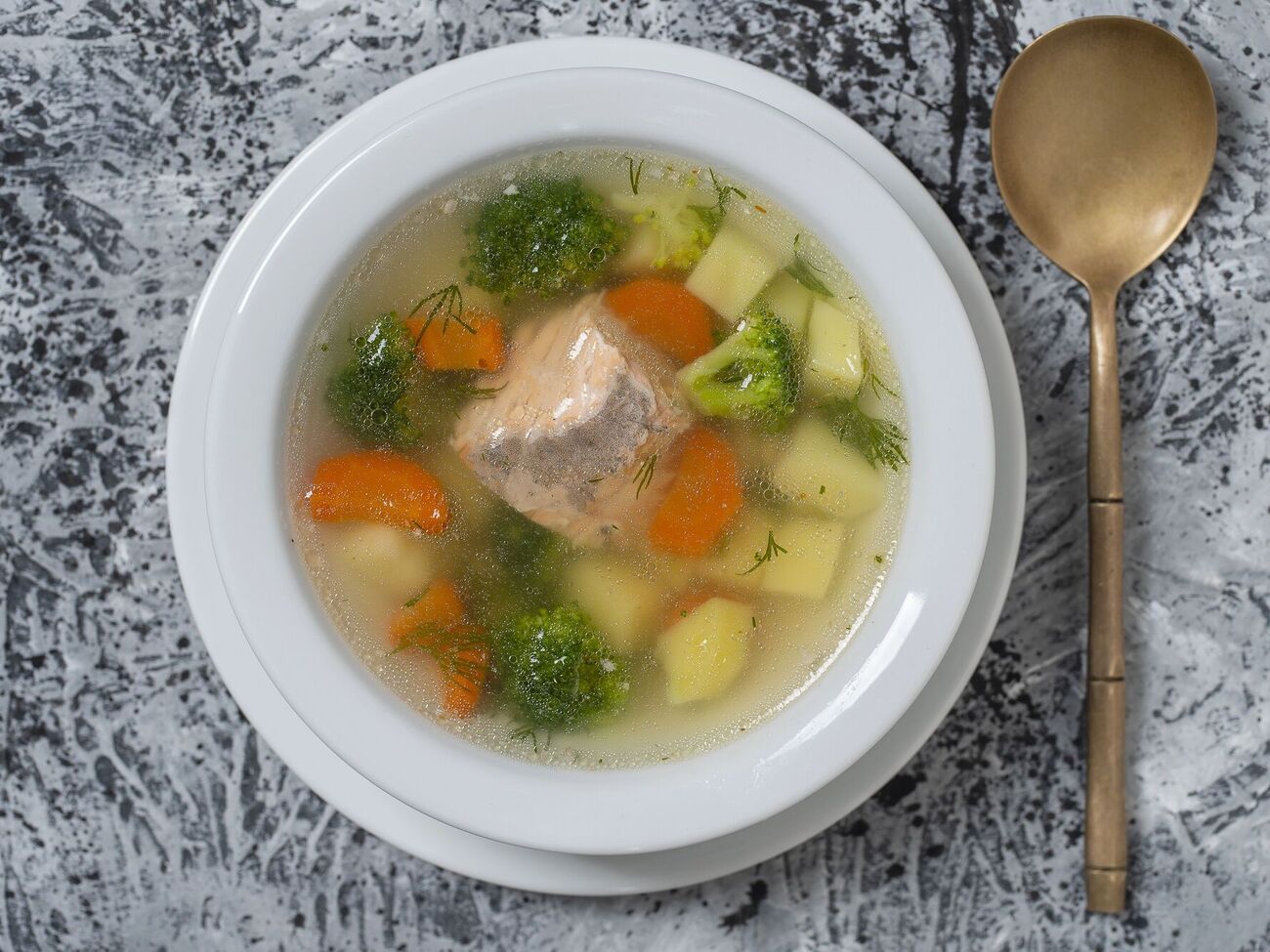 Рыбная уха подается с зеленью