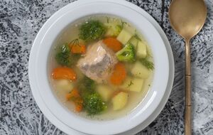 Рибну юшку подають із зеленню