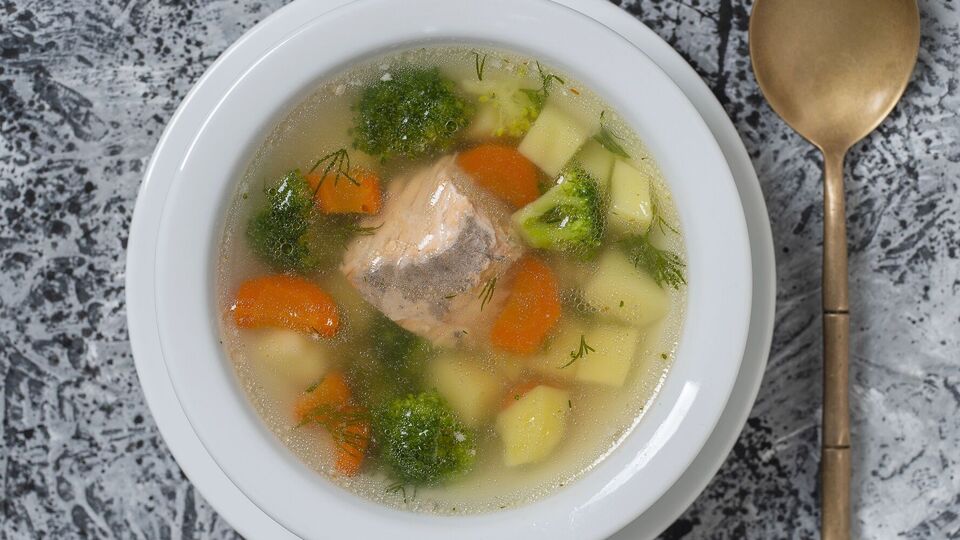 Рибну юшку подають із зеленню