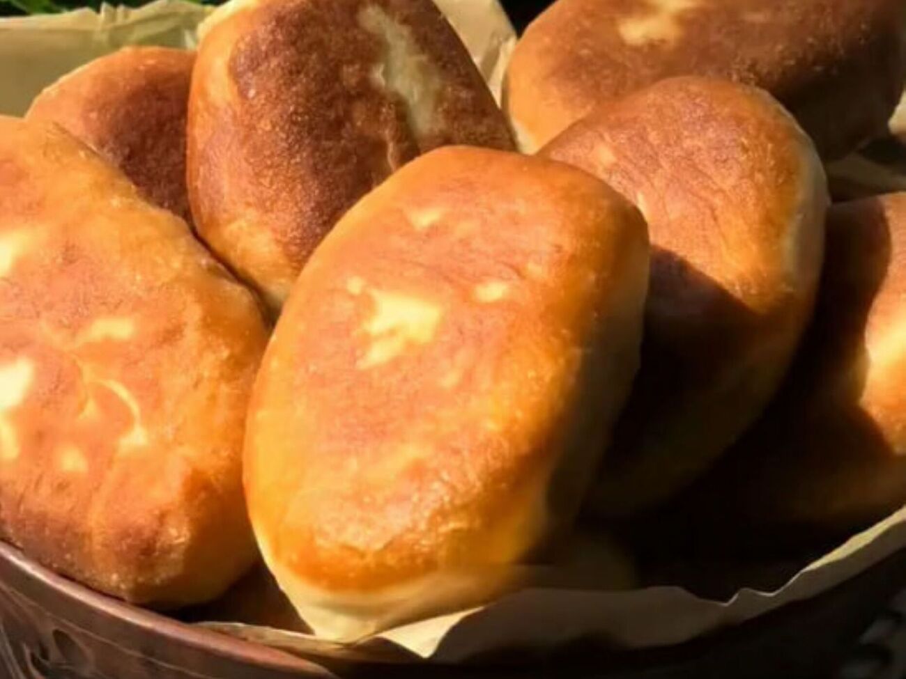 Обжарьте пирожки на среднем огне на сковороде с разогретым растительным маслом