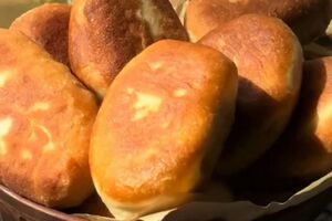 Обжарьте пирожки на среднем огне на сковороде с разогретым растительным маслом