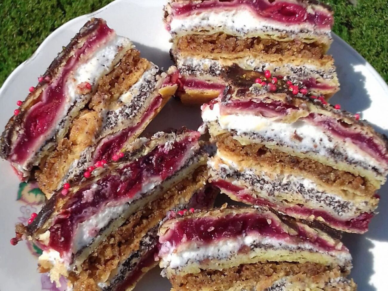 Вишневый торт понравится тем, кто любит много начинки