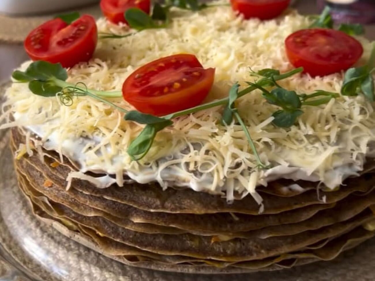 Оставьте печеночный торт на несколько часов, чтобы он пропитался