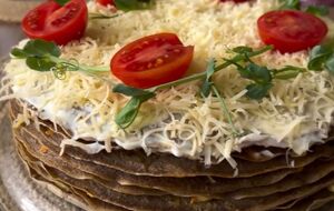 Оставьте печеночный торт на несколько часов, чтобы он пропитался