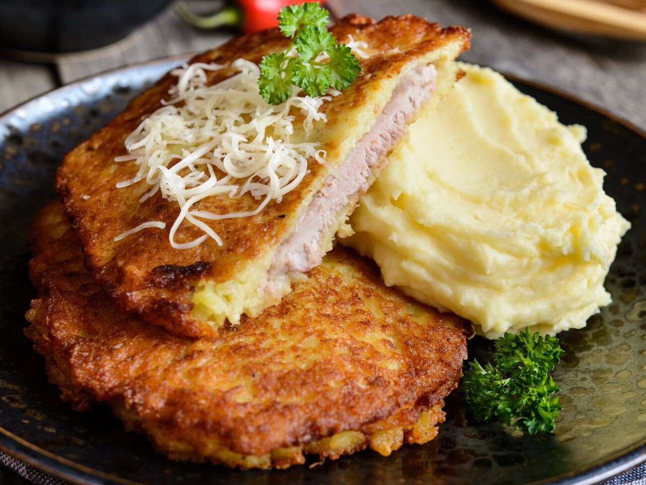 Отбивные нужно будет полить соусом на основе масла, петрушки, лука и чеснока