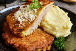 Відбивні потрібно буде полити соусом на основі масла, петрушки, цибулі й часнику