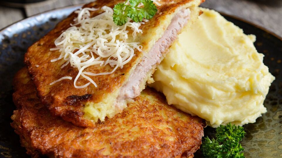 Отбивные нужно будет полить соусом на основе масла, петрушки, лука и чеснока