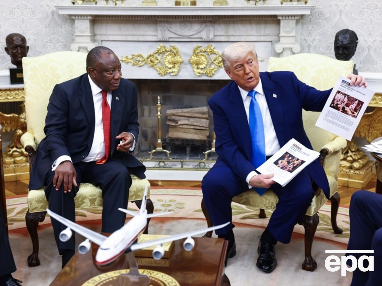 ЗМІ пише, що президент ПАР прибув до Вашингтона й висловив намір обговорити торговельні питання, однак Трамп одразу перейшов до звинувачень