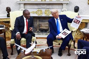 СМИ пишет, что президент ЮАР прибыл в Вашингтон и выразил намерение обсудить торговые вопросы, однако Трамп сразу перешел к обвинениям