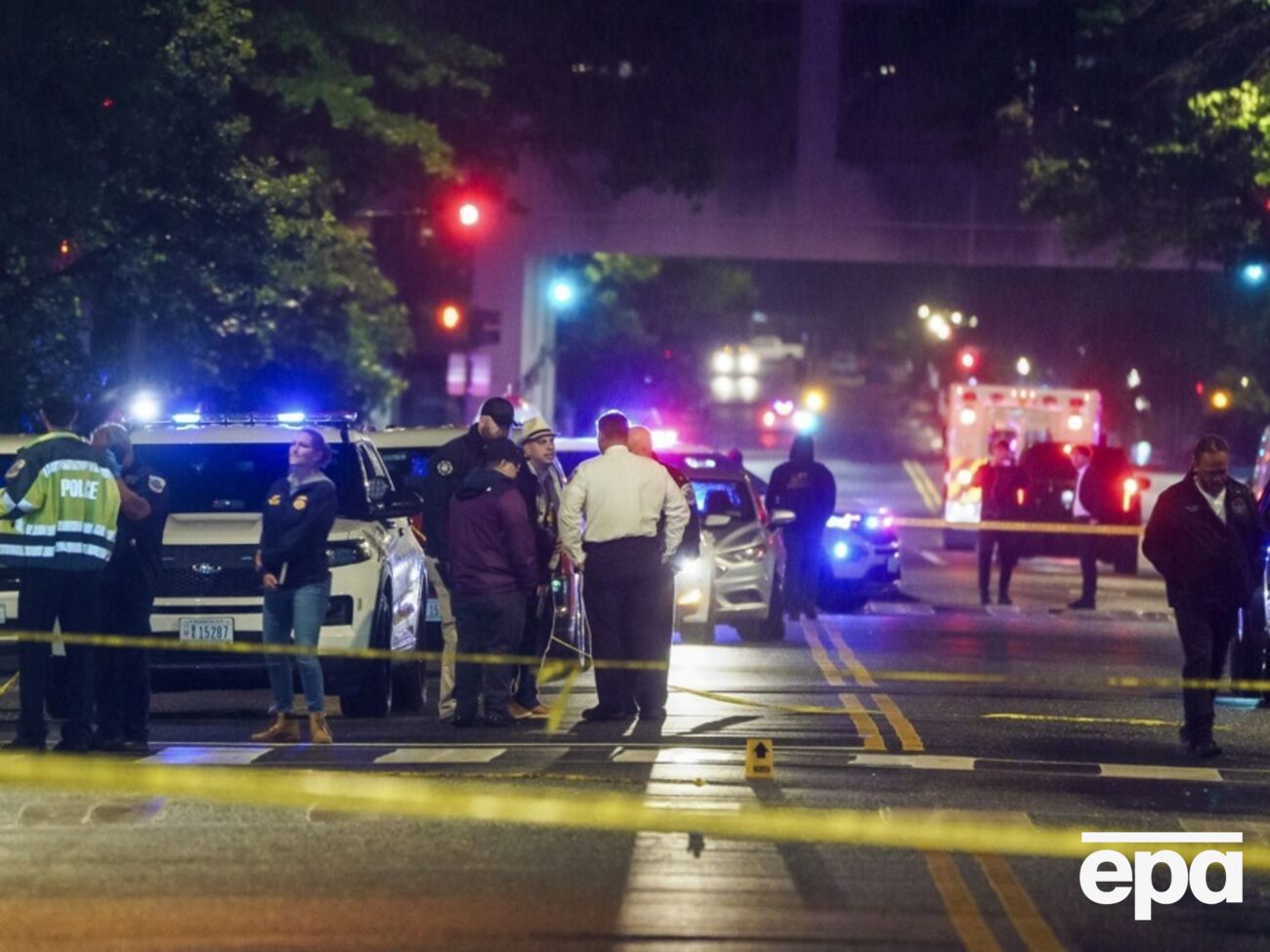 Начальниця поліції Вашингтона Памела Сміт заявила, що співробітники посольства виходили із заходу в музеї, стрілок чекав на них і відкрив вогонь по групі із чотирьох осіб