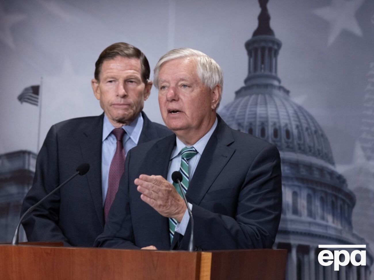 Блюменталь и Грэм сделали совместное заявление после того, как инициированный ими законопроект о сверхмощных санкциях для РФ поддержал 81 сенатор