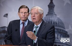 Блюменталь и Грэм сделали совместное заявление после того, как инициированный ими законопроект о сверхмощных санкциях для РФ поддержал 81 сенатор