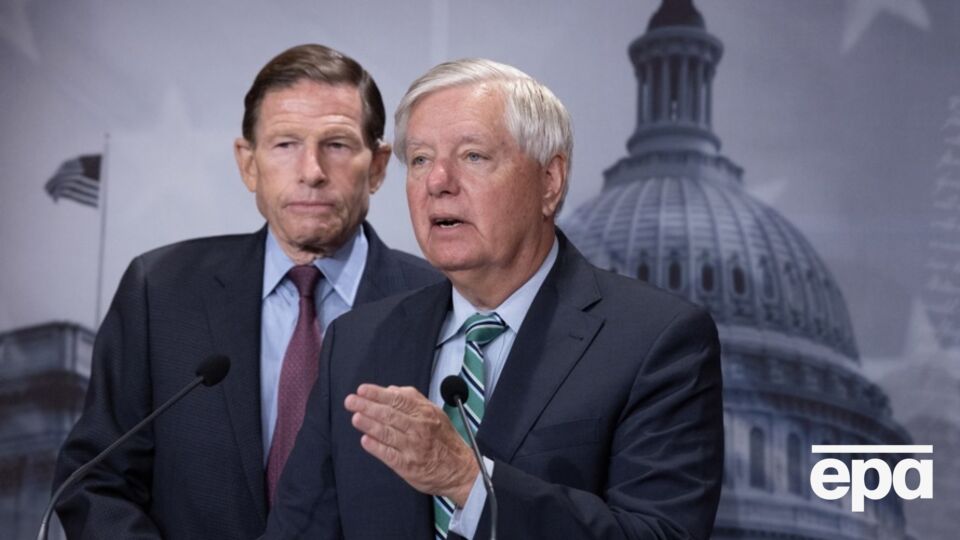 Блюменталь и Грэм сделали совместное заявление после того, как инициированный ими законопроект о сверхмощных санкциях для РФ поддержал 81 сенатор