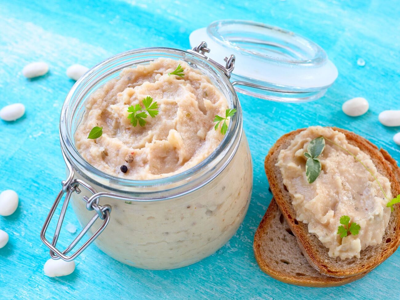 Паштет подходит как намазка к хлебу, бутербродам, хлебцам, рулетикам из лаваша