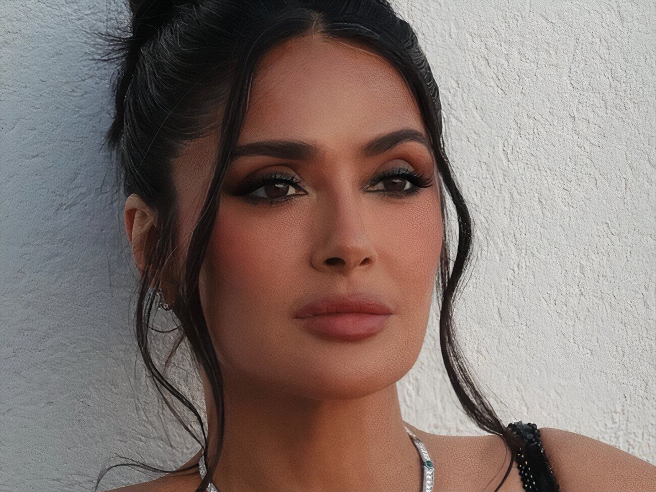 Хайек предстала с собранными волосами