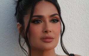 Хайек предстала с собранными волосами