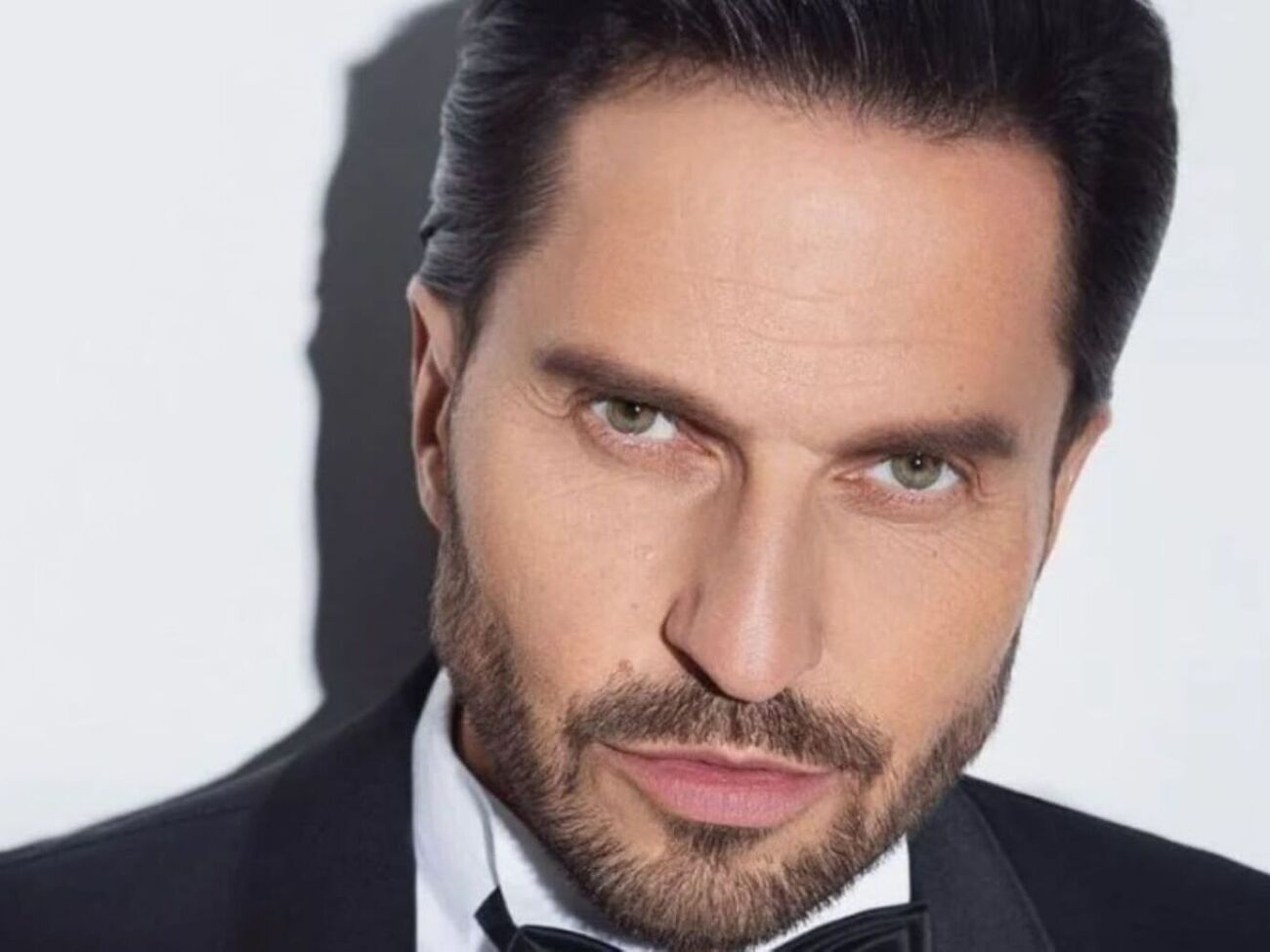 Ревва родился в 1974 году в Донецке