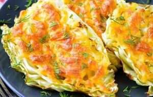 Перед подачей посыпьте капусту измельченной зеленью